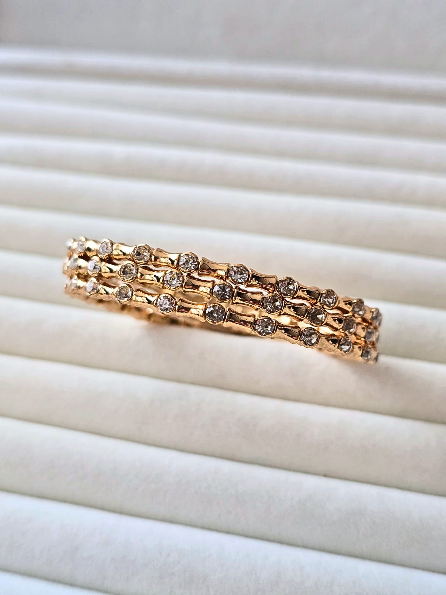 Crystal Glow Sarmal Silindir Detaylı Bileklik (KOD-453)