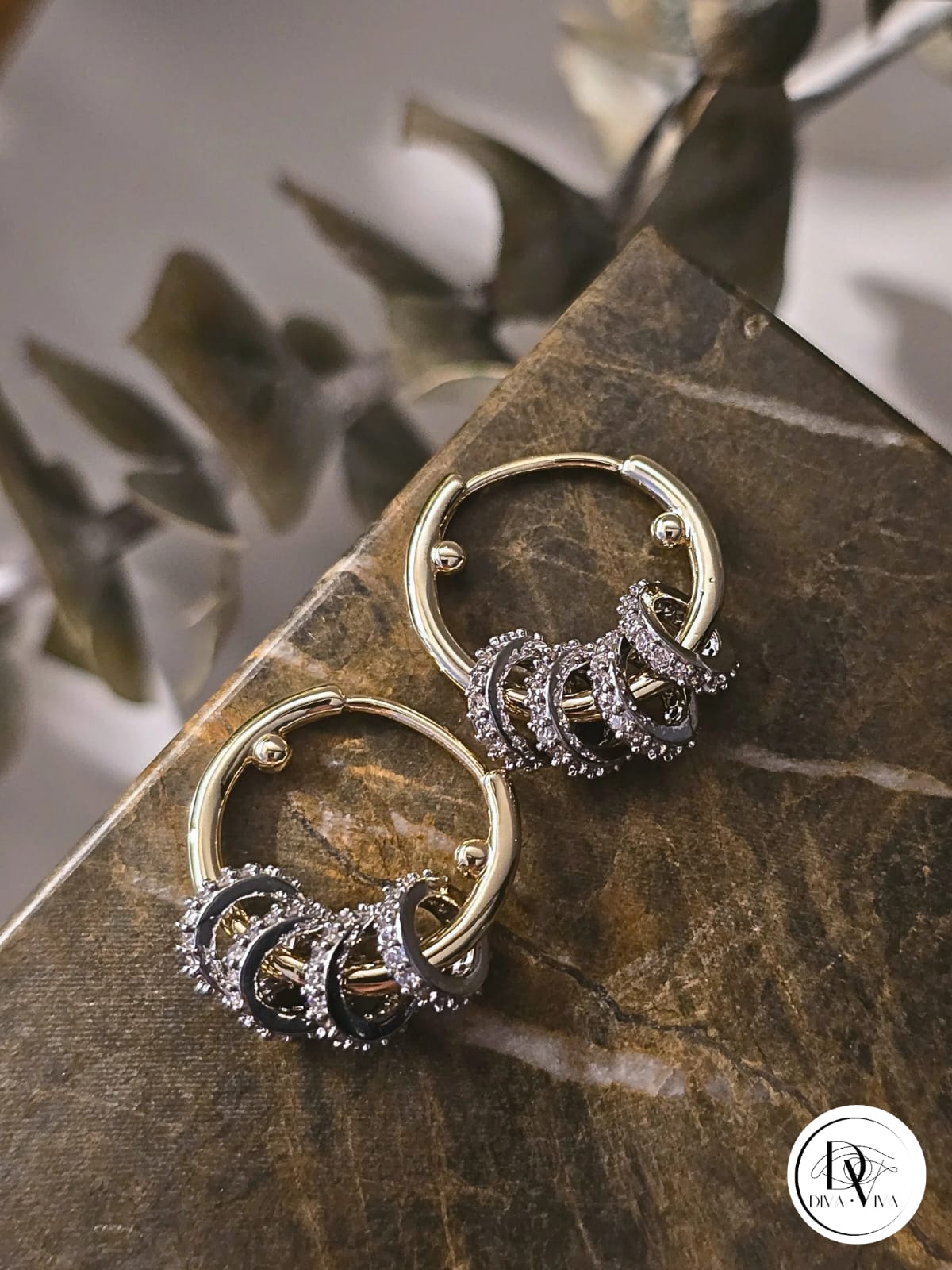 Glow Earrings – Gold Kaplama Taş Detaylı Halka Küpe (KOD-338)