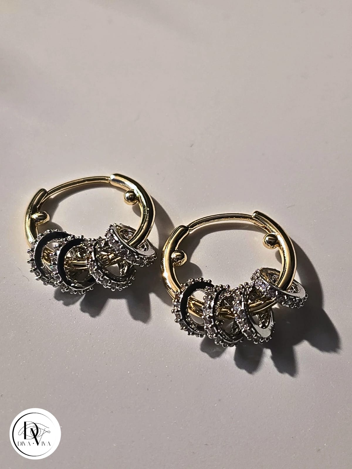 Glow Earrings – Gold Kaplama Taş Detaylı Halka Küpe (KOD-338)