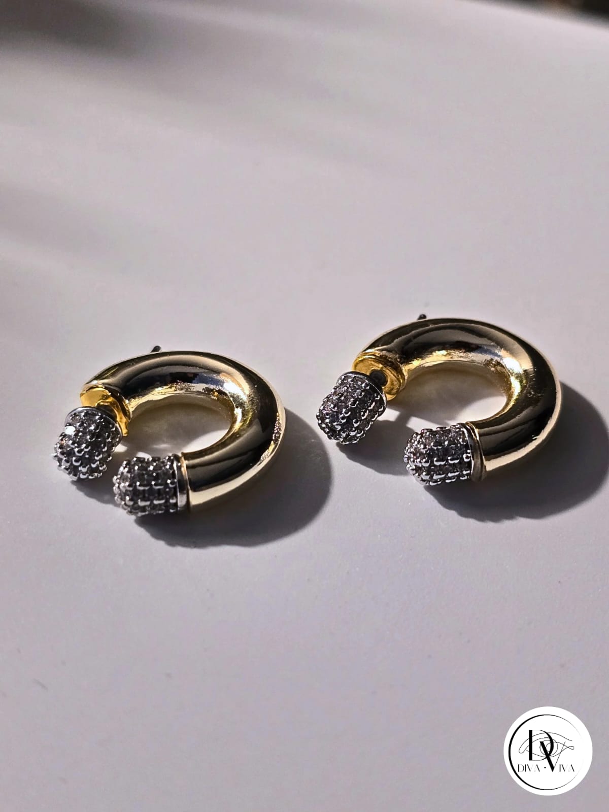 Glow Earrings – Gold Kaplama Taş Detaylı Tasarım Küpe (KOD-339)