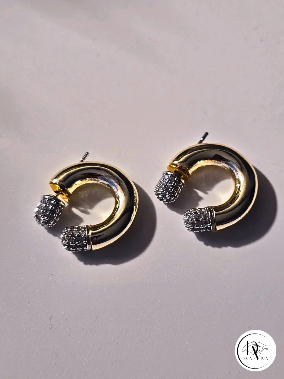 Glow Earrings – Gold Kaplama Taş Detaylı Tasarım Küpe (KOD-339)