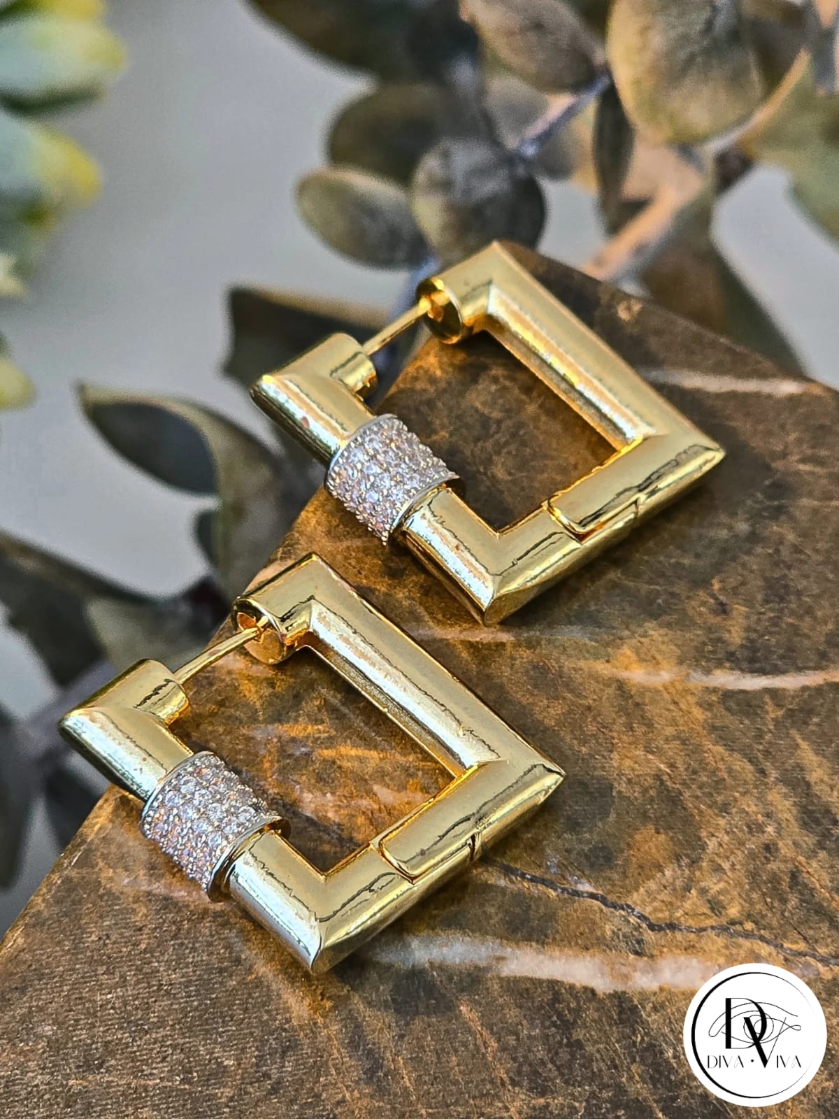 Glow Earrings – Gold Kaplama Taş Detaylı Kare Küpe (KOD-327)