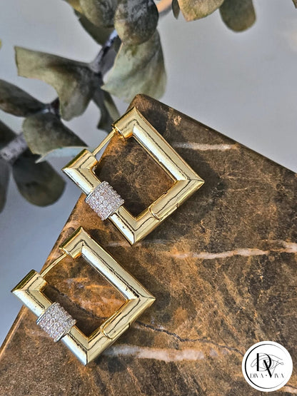 Glow Earrings – Gold Kaplama Taş Detaylı Kare Küpe (KOD-327)