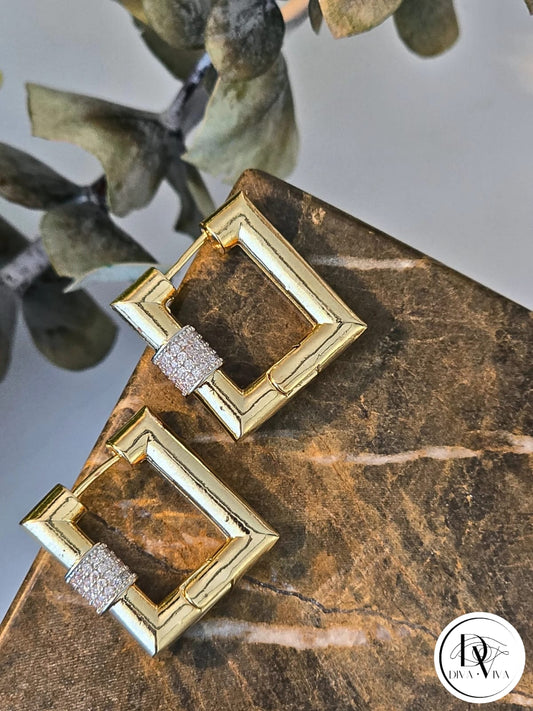 Glow Earrings – Gold Kaplama Taş Detaylı Kare Küpe (KOD-327)