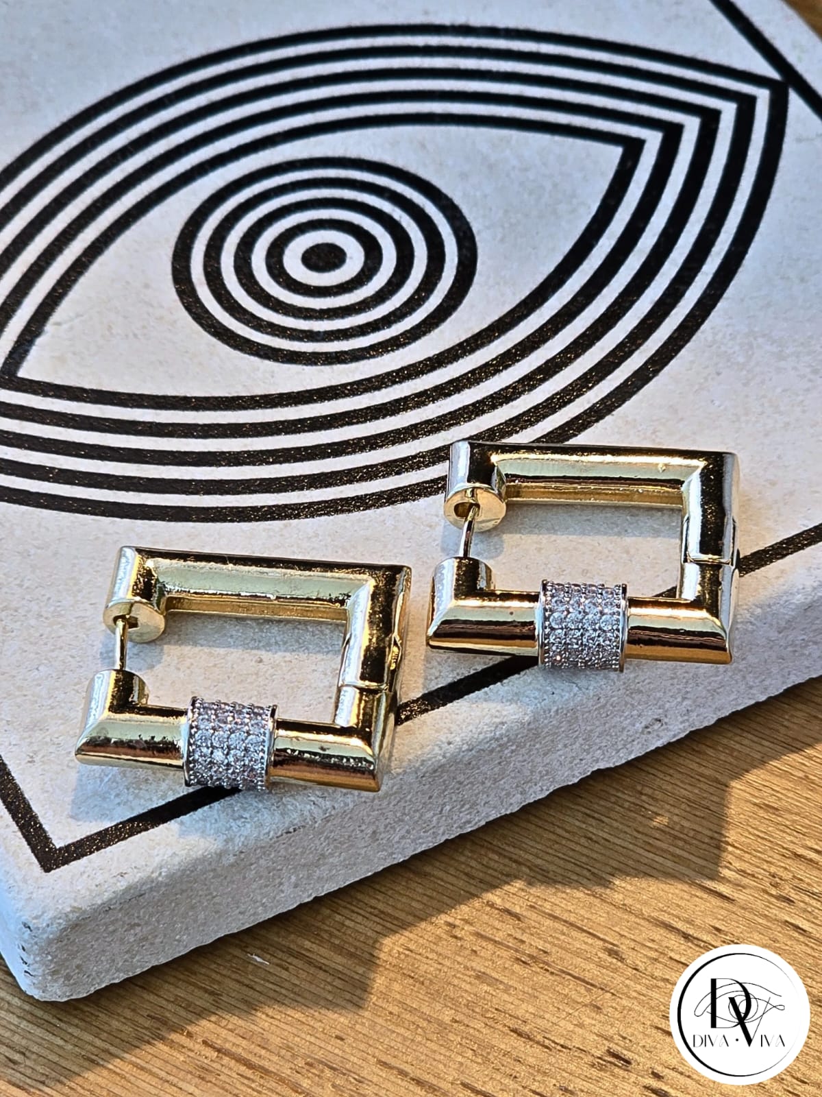 Glow Earrings – Gold Kaplama Taş Detaylı Kare Küpe (KOD-327)