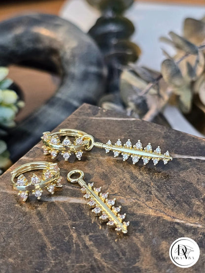 Glow Earrings – Gold Kaplama Zirkon Detaylı Sallantılı Küpe (KOD-313)