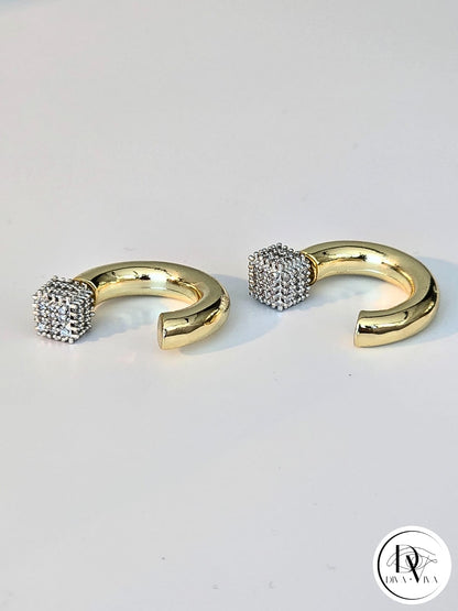 Glow Earrings – Gold Kaplama Taş Detaylı Küpe (KOD-328)