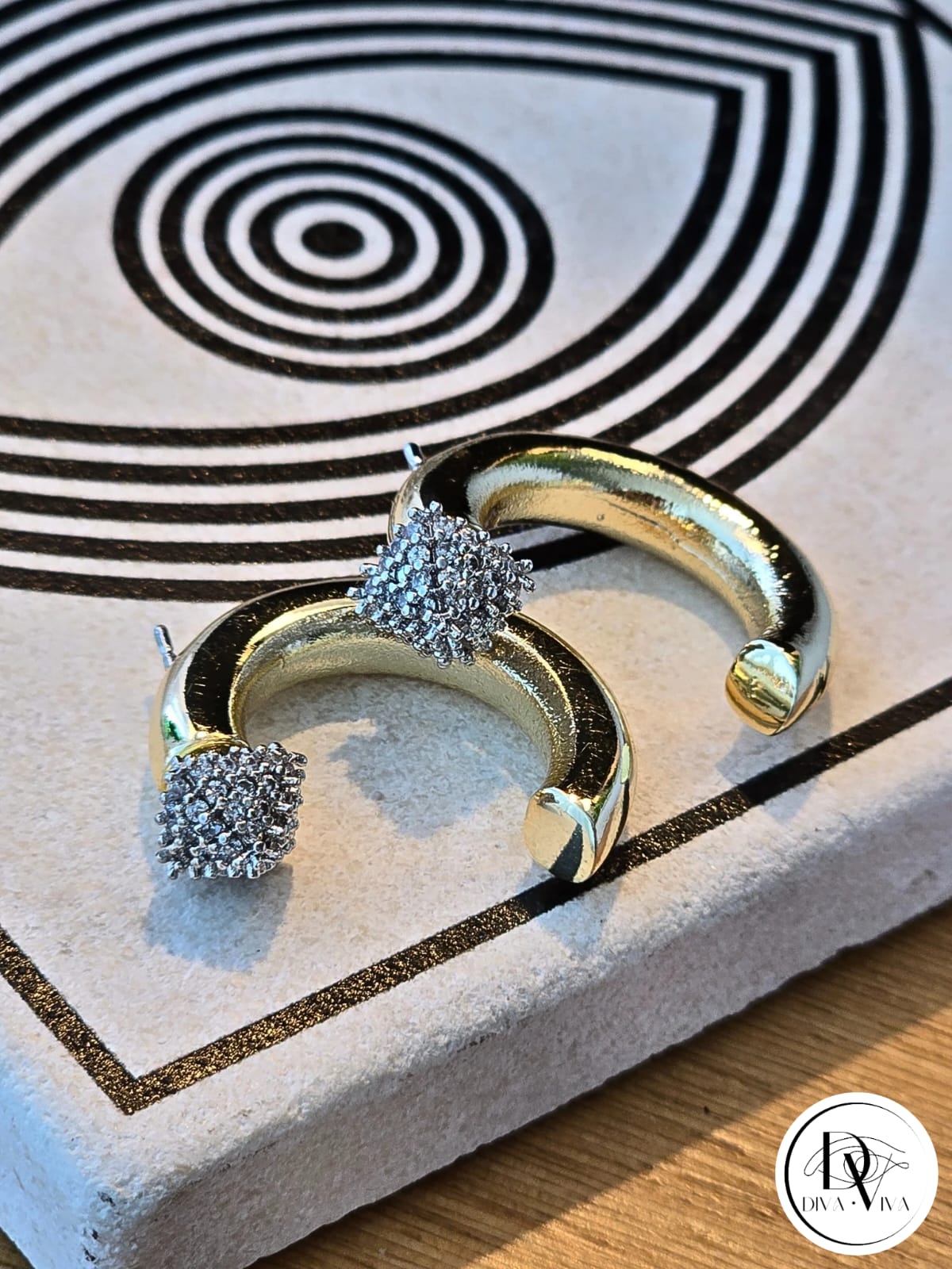 Glow Earrings – Gold Kaplama Taş Detaylı Küpe (KOD-328)