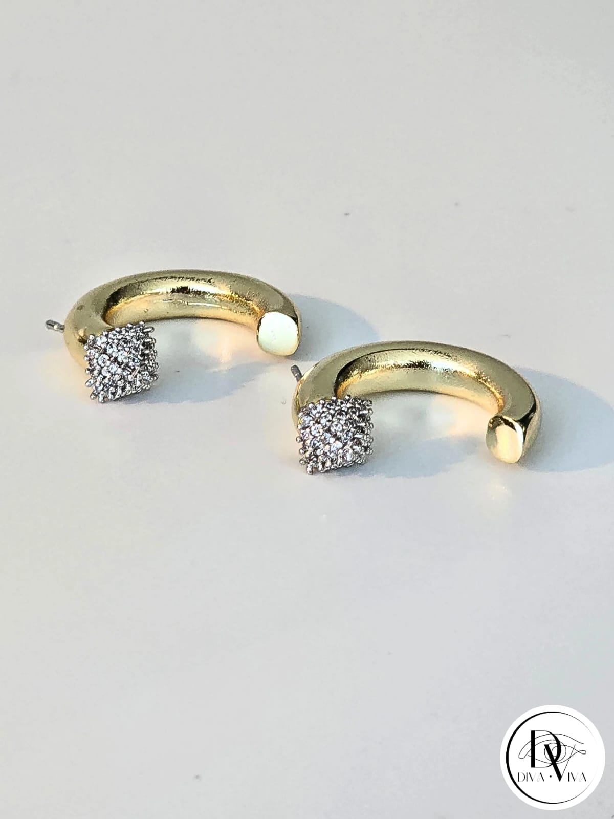 Glow Earrings – Gold Kaplama Taş Detaylı Küpe (KOD-328)