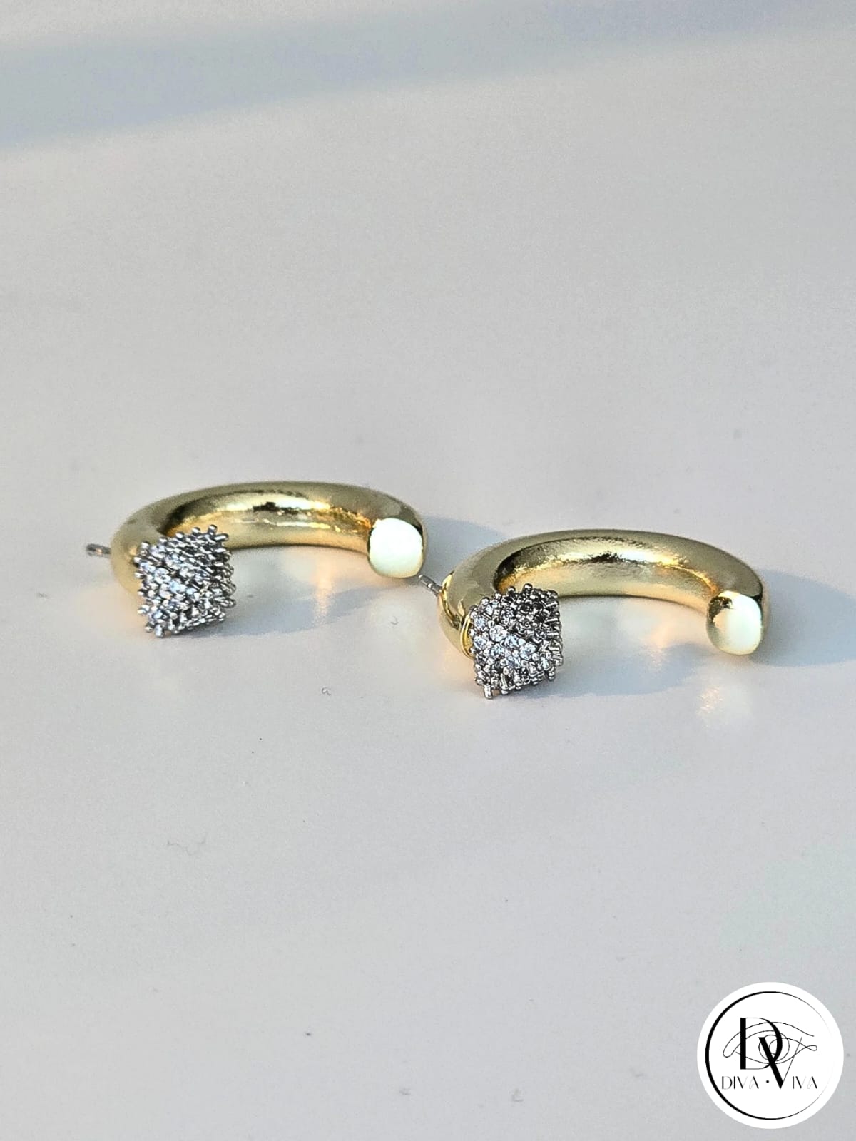 Glow Earrings – Gold Kaplama Taş Detaylı Küpe (KOD-328)