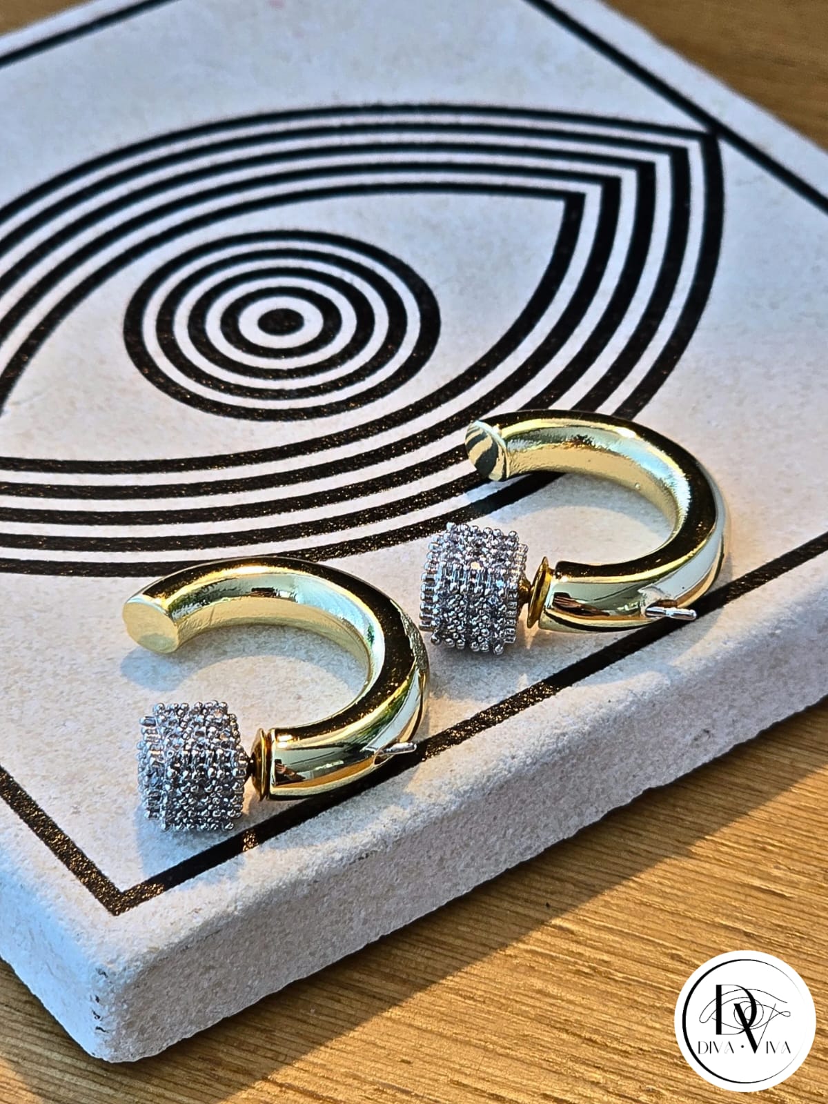 Glow Earrings – Gold Kaplama Taş Detaylı Küpe (KOD-328)