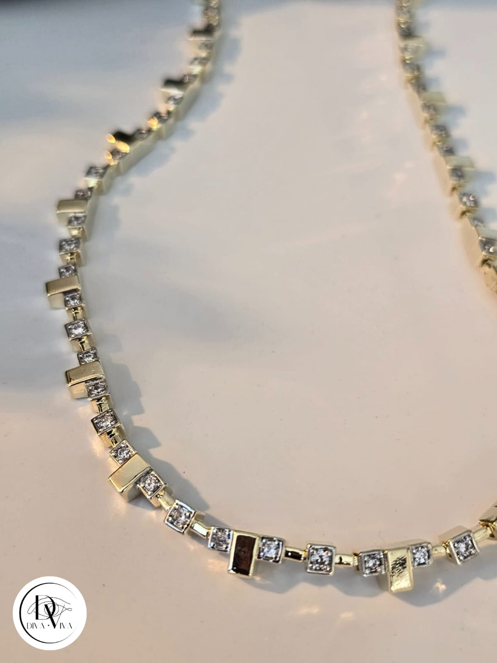 Glow Necklaces – Işıltılı Gold Kaplama Tasarım Kolye (KOD-365)