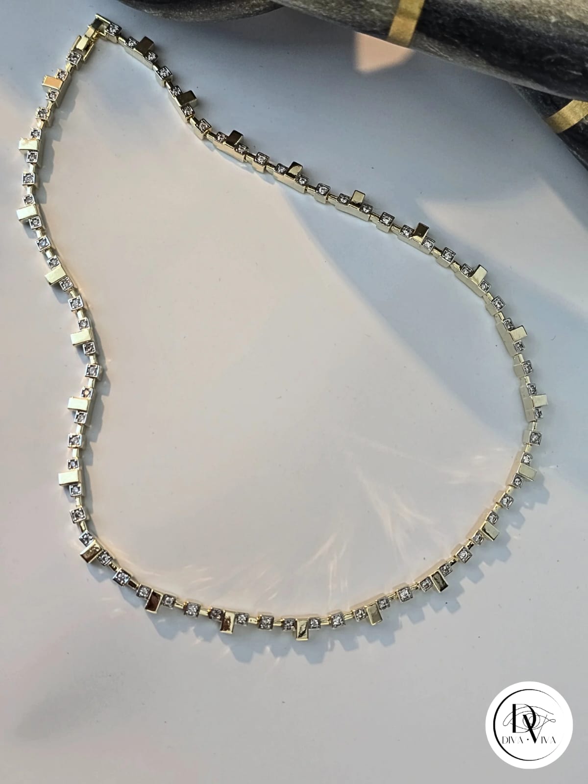 Glow Necklaces – Işıltılı Gold Kaplama Tasarım Kolye (KOD-365)