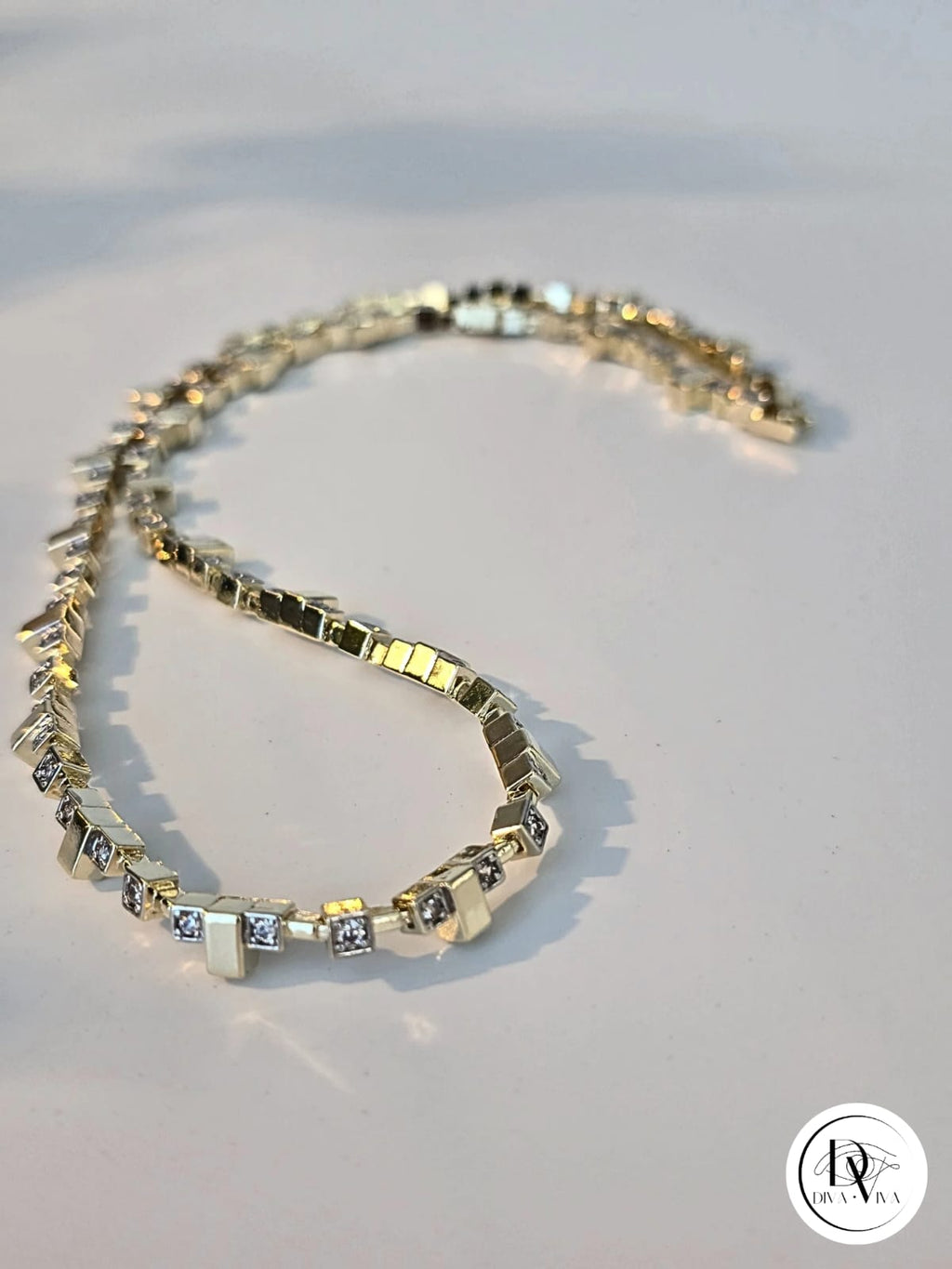 Glow Necklaces – Işıltılı Gold Kaplama Tasarım Kolye (KOD-365)