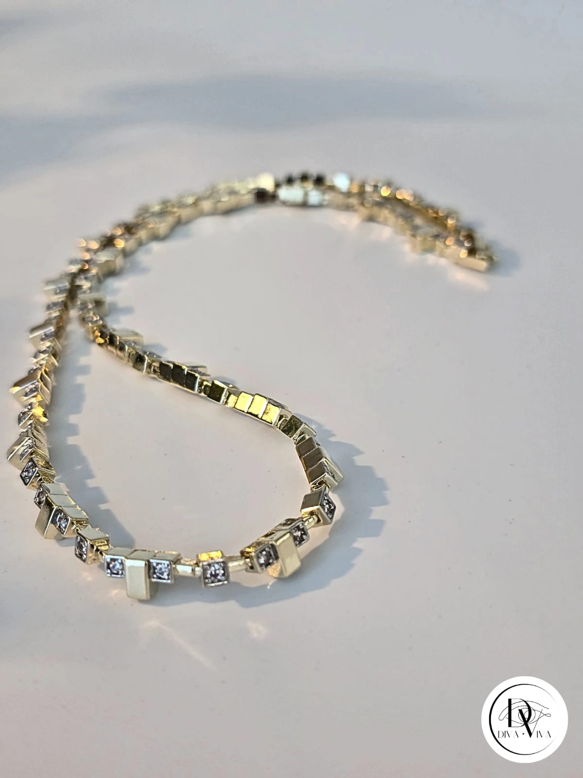 Glow Necklaces – Işıltılı Gold Kaplama Tasarım Kolye (KOD-365)