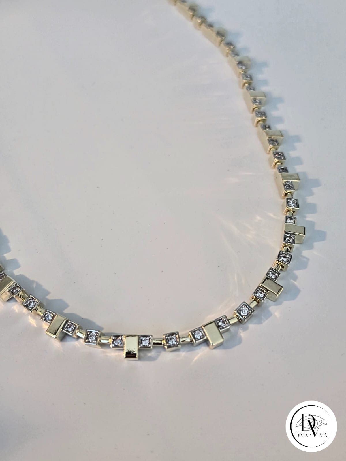 Glow Necklaces – Işıltılı Gold Kaplama Tasarım Kolye (KOD-365)