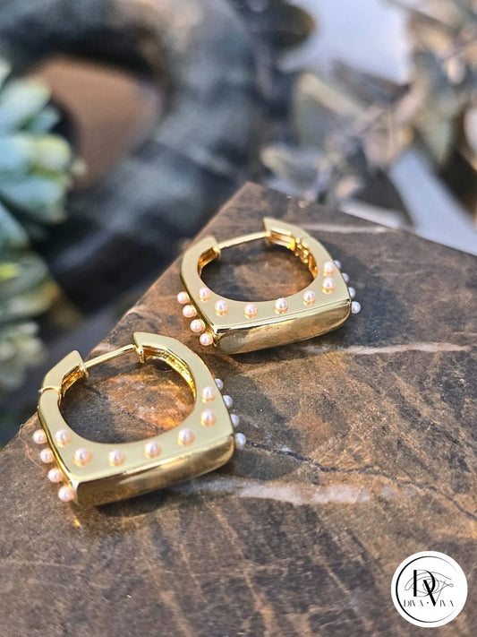 Glow Earrings – Gold Kaplama Mini İnci Detaylı Küpe (KOD-309)