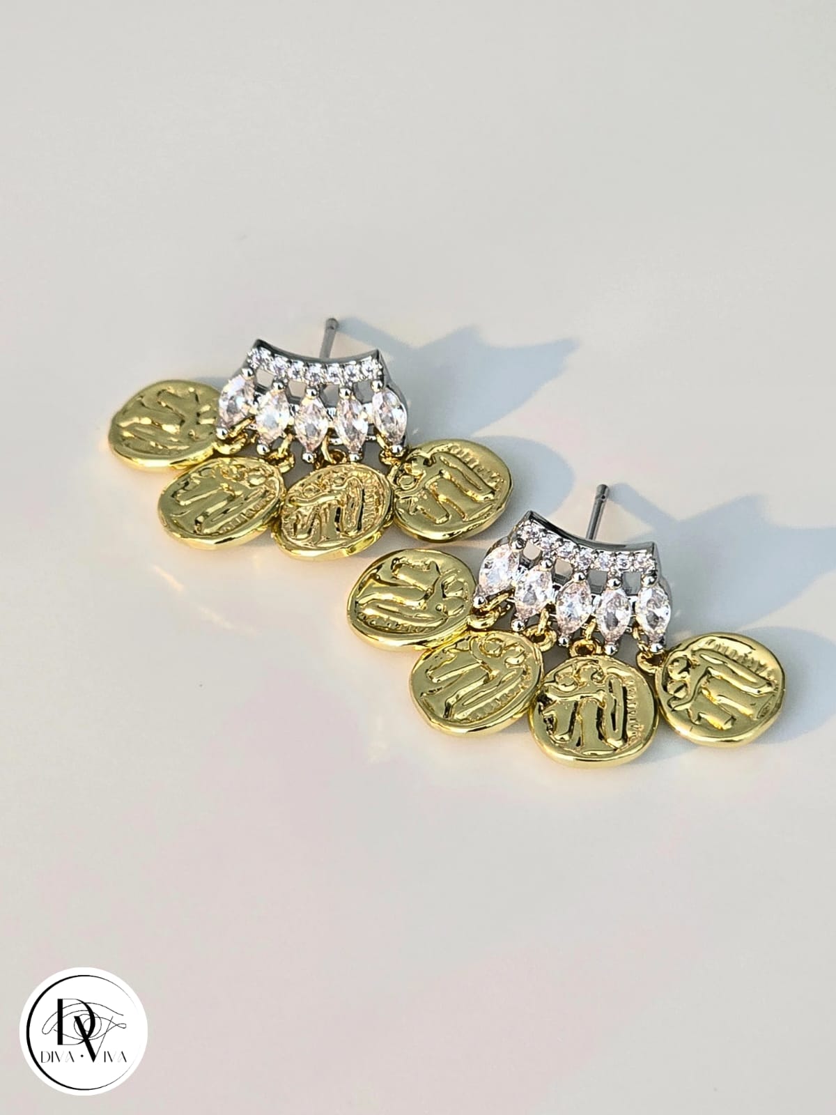 Glow Earrings – Gold Kaplama Mini Pul Detaylı Küpe (KOD-320)