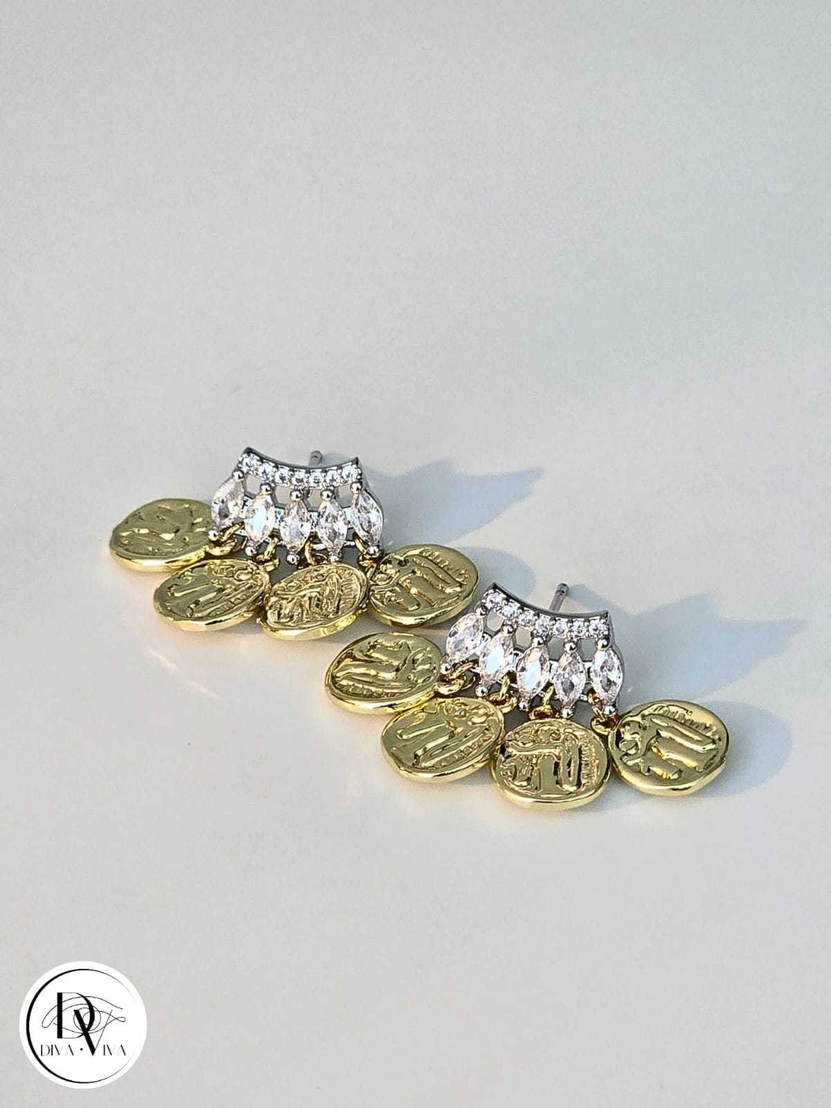 Glow Earrings – Gold Kaplama Mini Pul Detaylı Küpe (KOD-320)