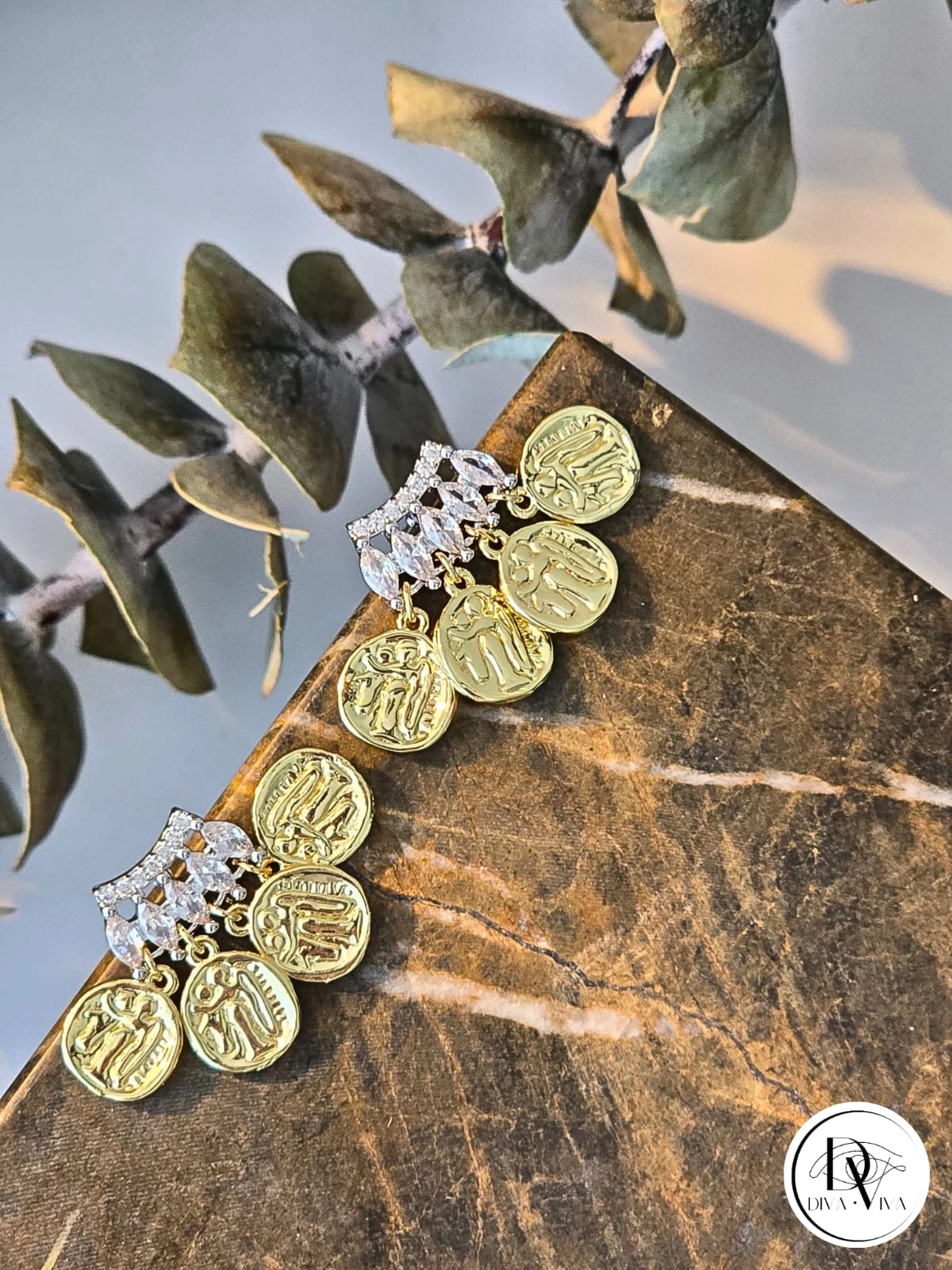 Glow Earrings – Gold Kaplama Mini Pul Detaylı Küpe (KOD-320)