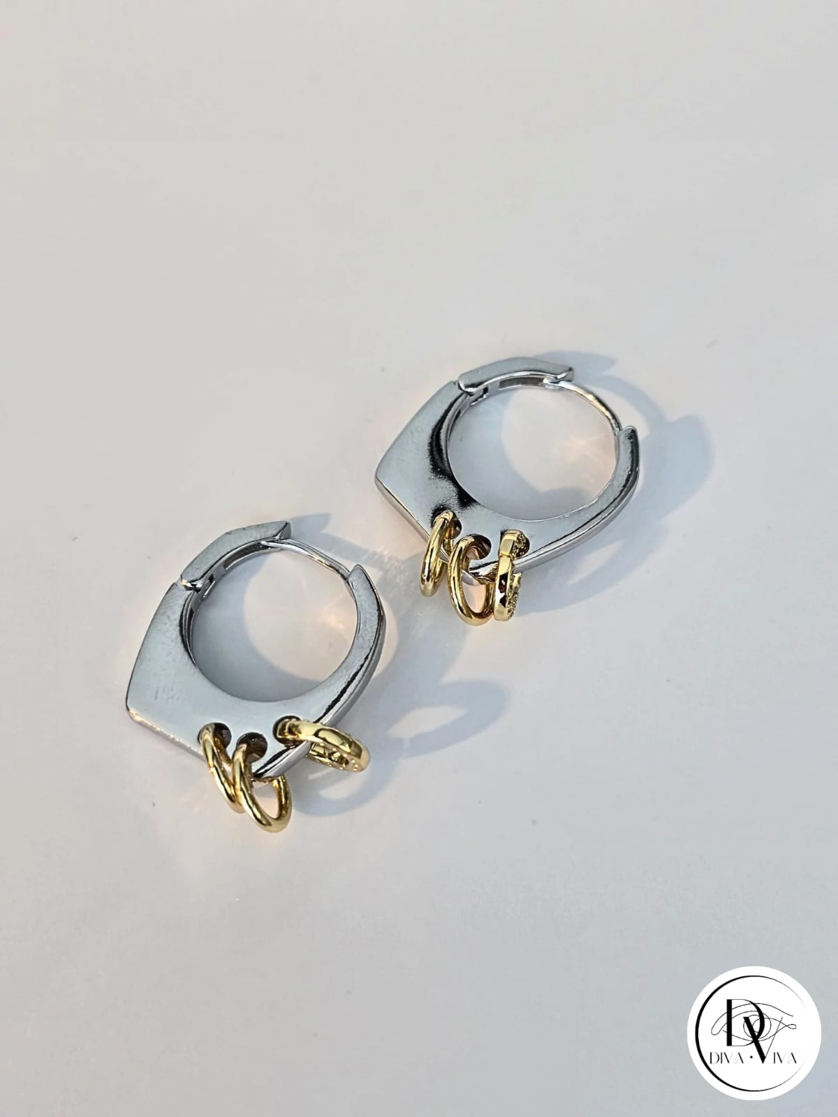 Glow Earrings – Silver Kaplama Halka Detaylı Küpe (KOD-310)