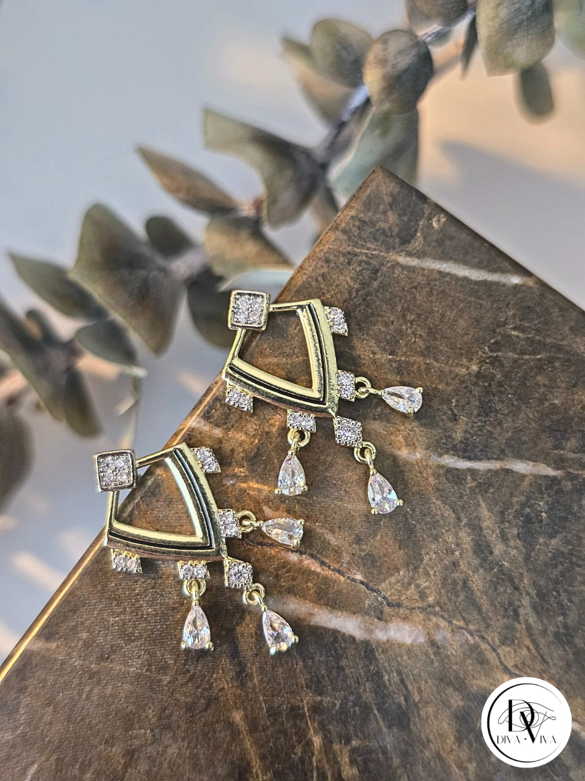 Glow Earrings – Gold Kaplama Taş Detaylı Küpe (KOD-335)