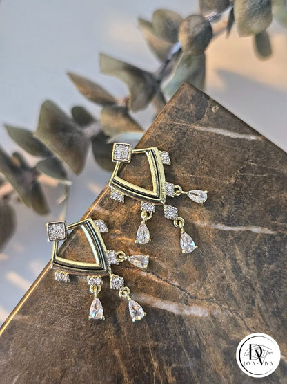 Glow Earrings – Gold Kaplama Taş Detaylı Küpe (KOD-335)