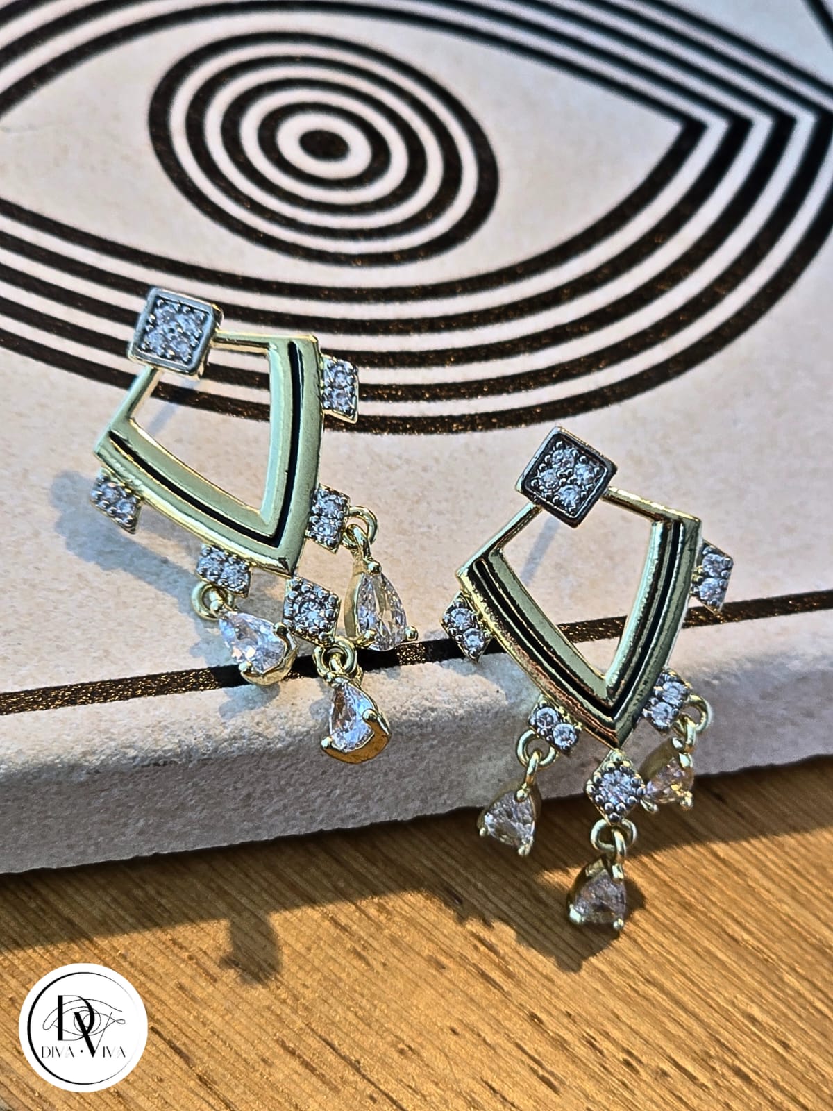 Glow Earrings – Gold Kaplama Taş Detaylı Küpe (KOD-335)