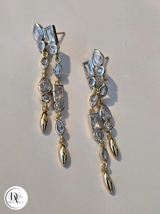Glow Earrings – Gold Kaplama Sallantılı Taş Detaylı Küpe (KOD-342)