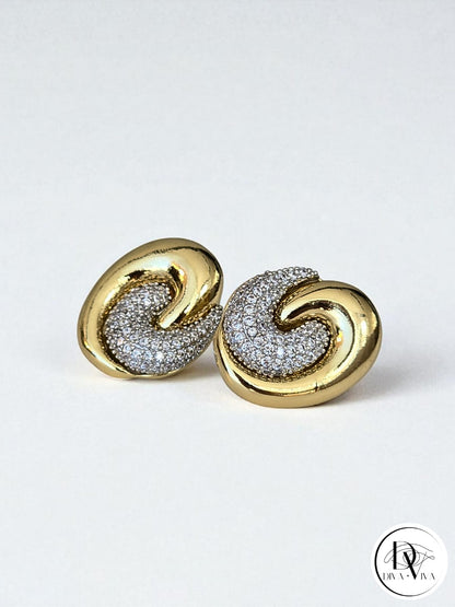 Glow Earrings – Gold Kaplama Sarmal Taş Detaylı Küpe (KOD-322)