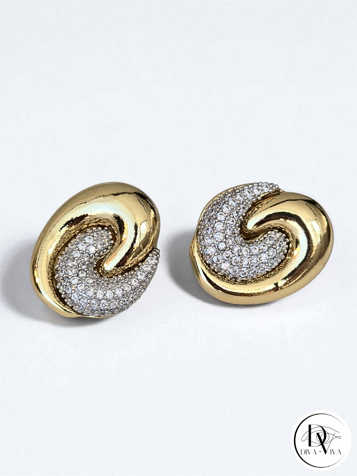 Glow Earrings – Gold Kaplama Sarmal Taş Detaylı Küpe (KOD-322)