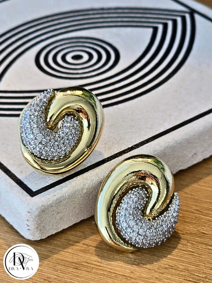 Glow Earrings – Gold Kaplama Sarmal Taş Detaylı Küpe (KOD-322)