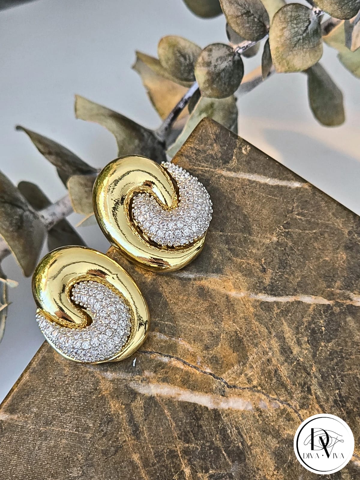 Glow Earrings – Gold Kaplama Sarmal Taş Detaylı Küpe (KOD-322)