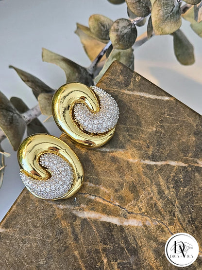 Glow Earrings – Gold Kaplama Sarmal Taş Detaylı Küpe (KOD-322)