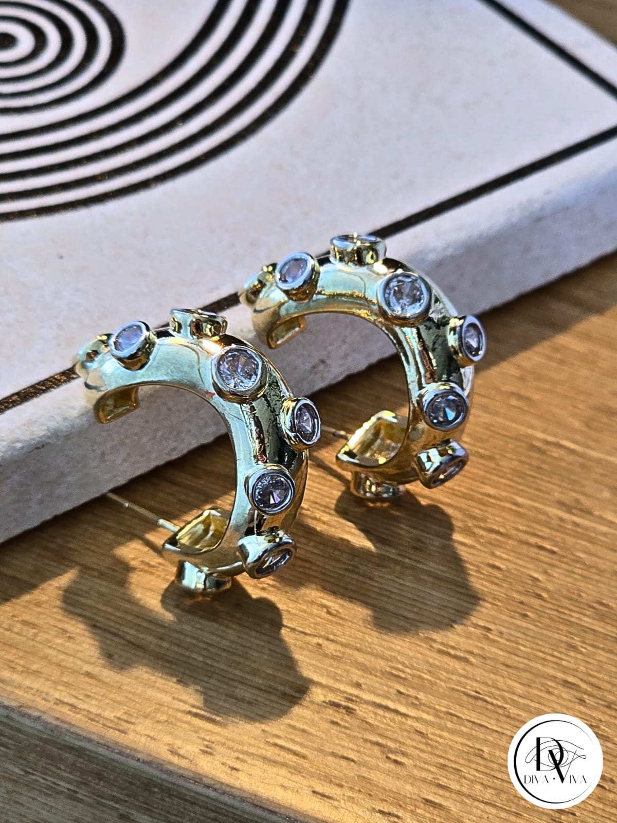 Glow Earrings – Gold Kaplama Taş Detaylı Halka Küpe (KOD-332)