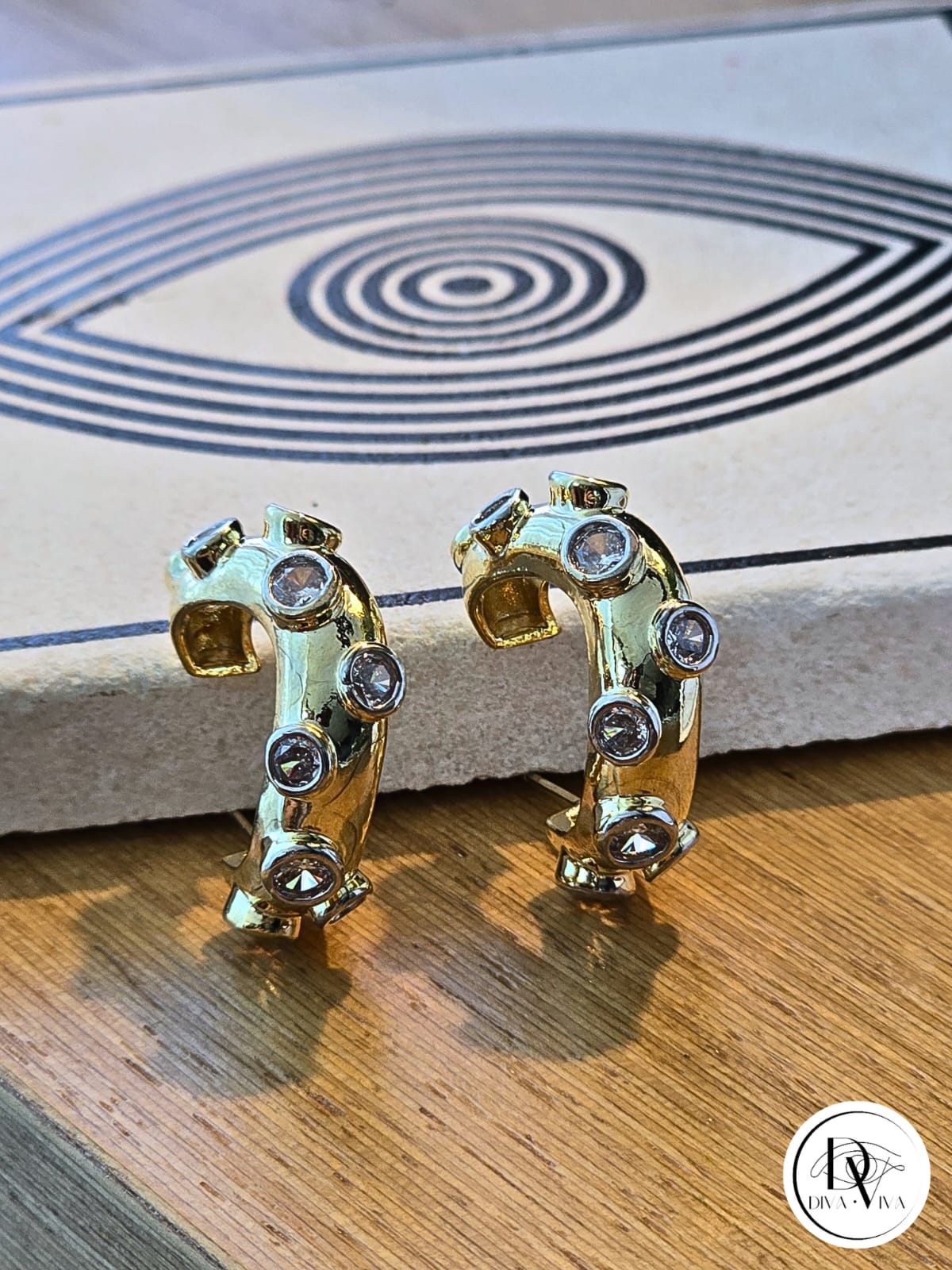 Glow Earrings – Gold Kaplama Taş Detaylı Halka Küpe (KOD-332)