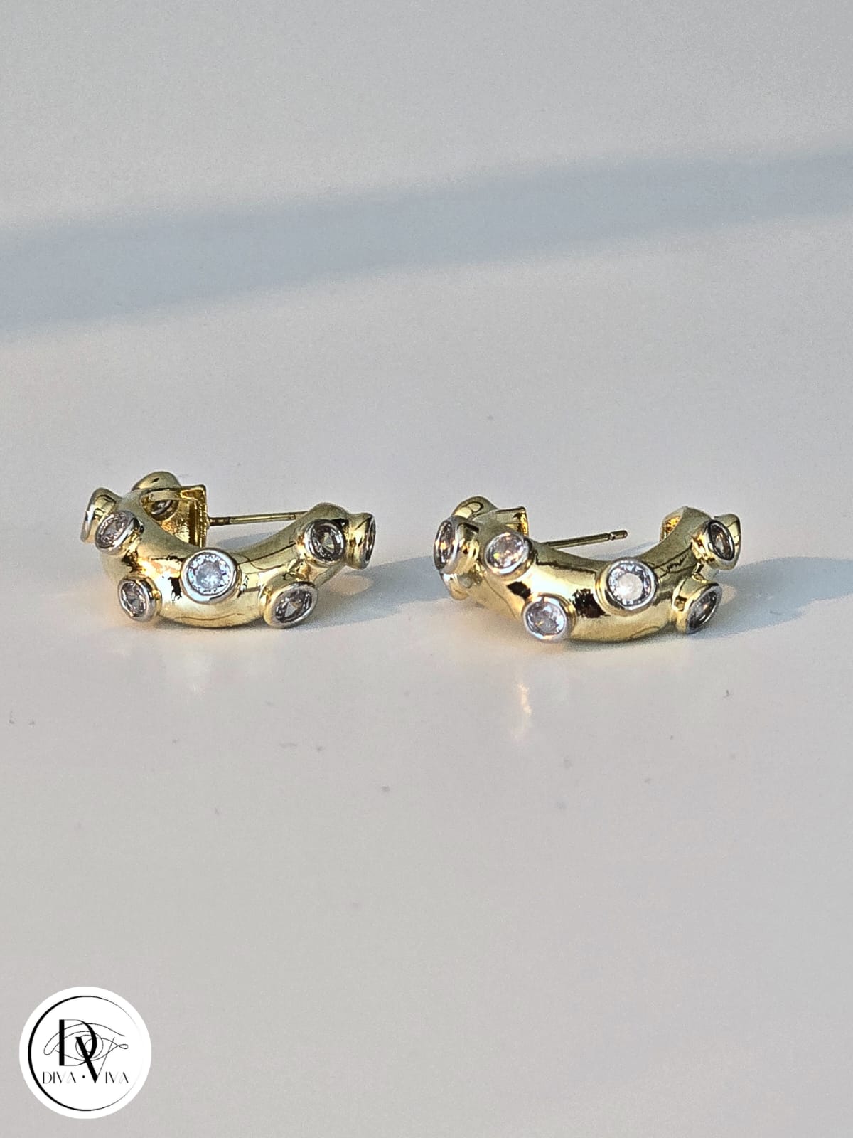 Glow Earrings – Gold Kaplama Taş Detaylı Halka Küpe (KOD-332)