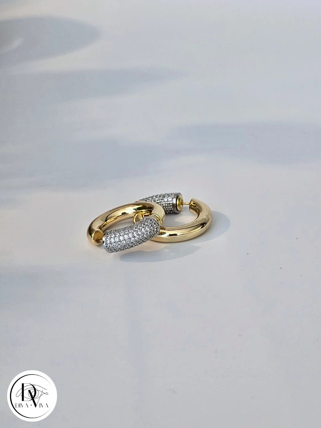 Glow Earrings – Gold Kaplama Taş Detaylı Küpe (KOD-358)