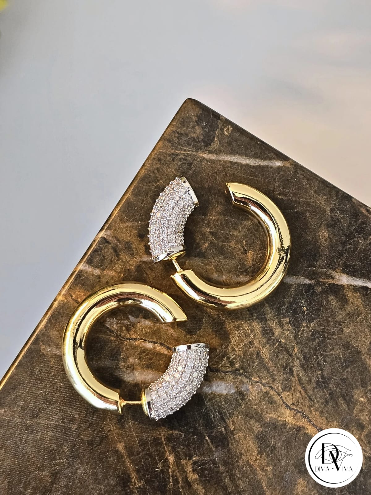 Glow Earrings – Gold Kaplama Taş Detaylı Küpe (KOD-358)