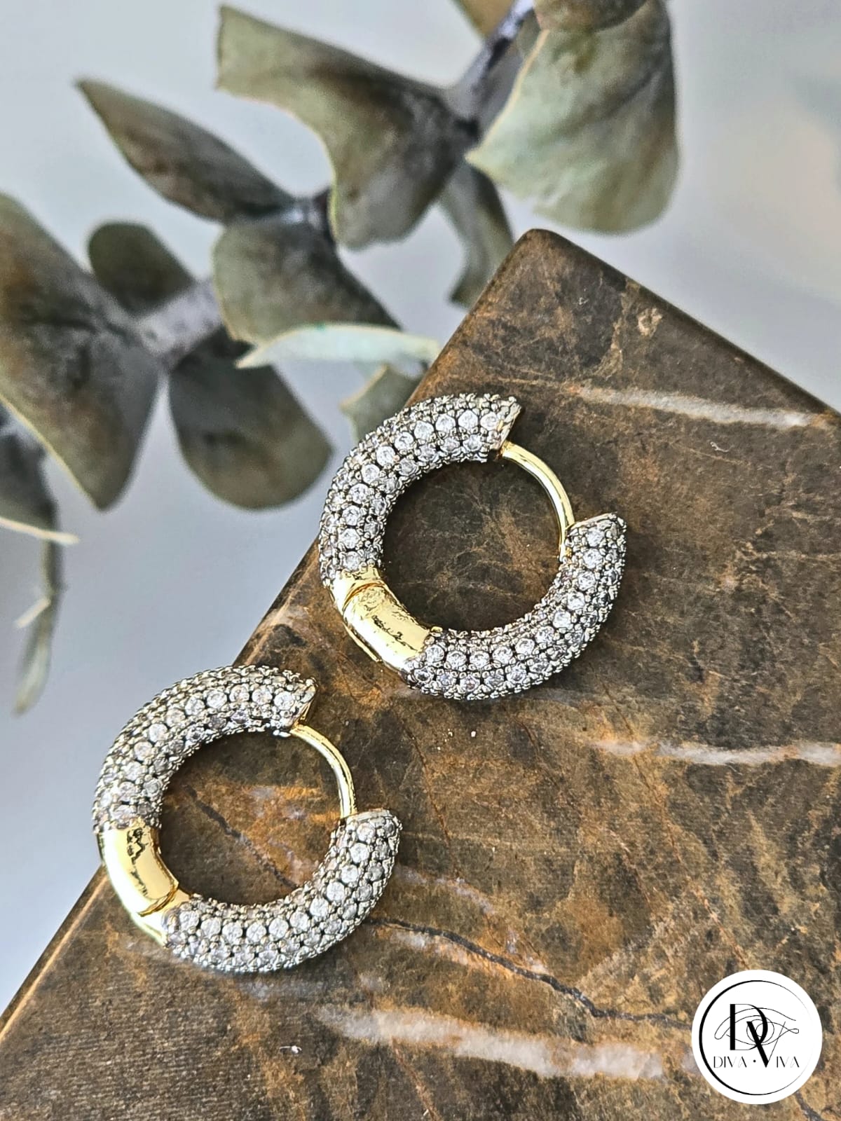 Glow Earrings – Gold Kaplama Taş Detaylı Küpe (KOD-352)