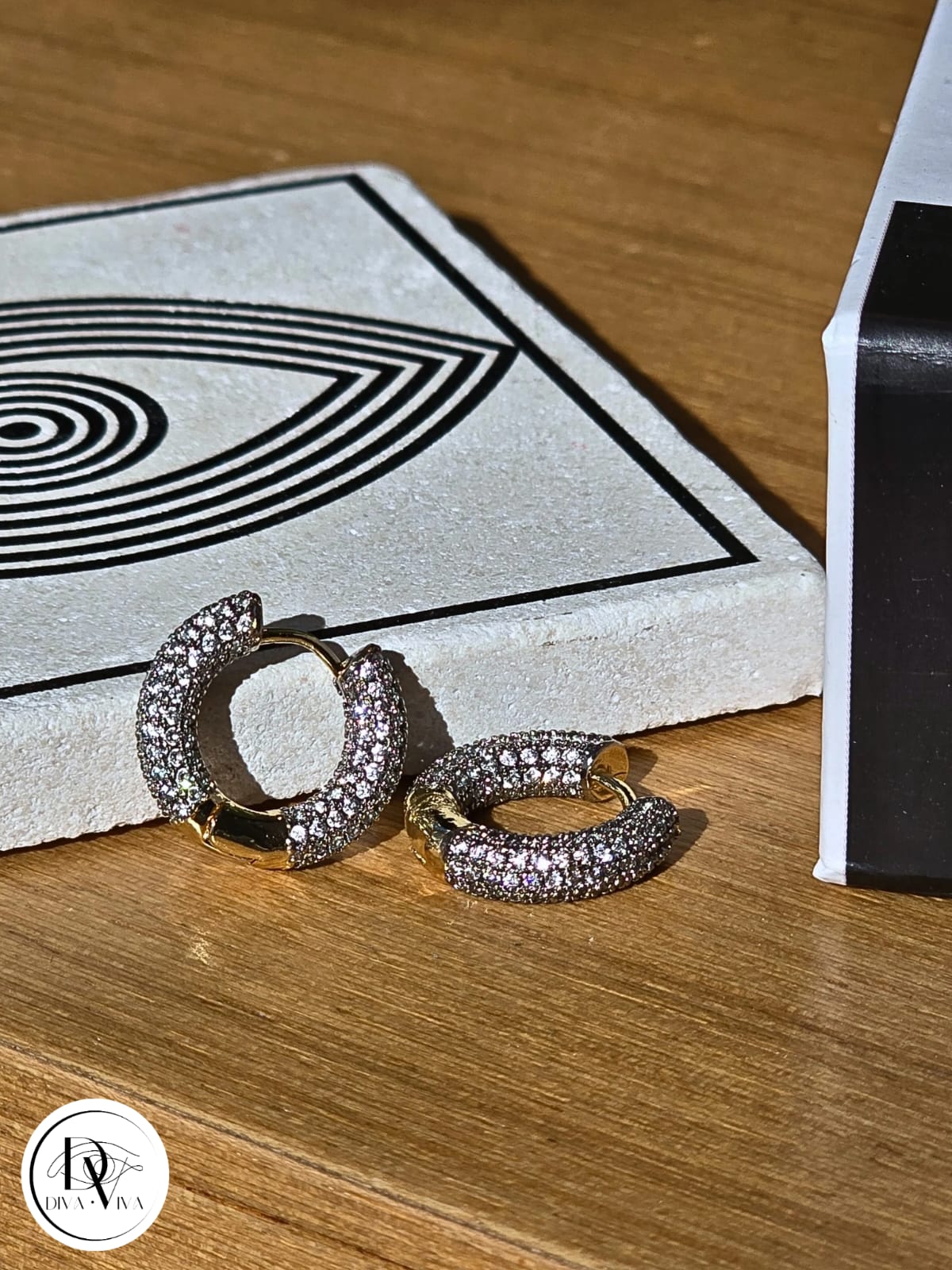 Glow Earrings – Gold Kaplama Taş Detaylı Küpe (KOD-352)