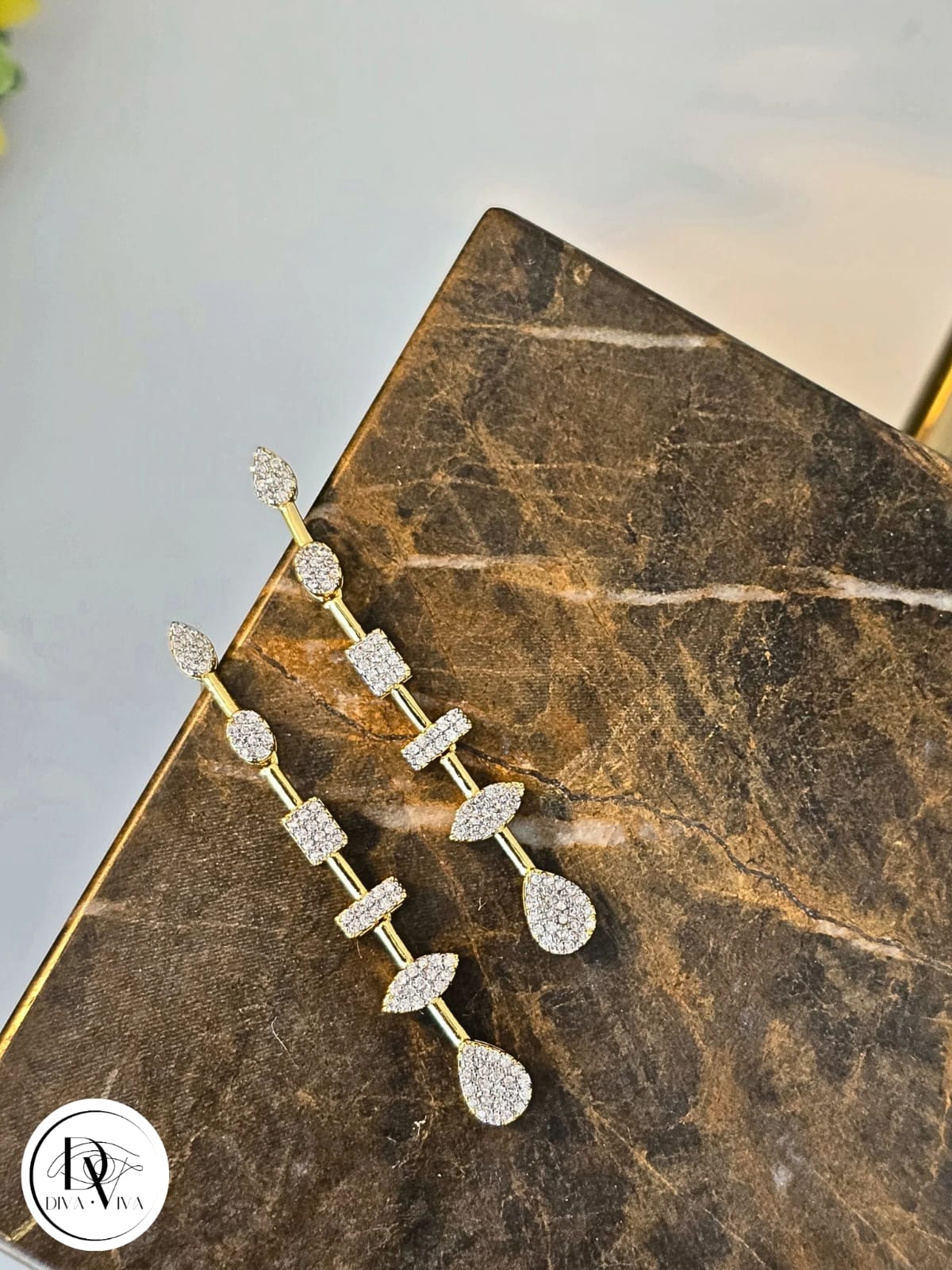 Glow Earrings – Gold Kaplama Taş Detaylı Küpe (KOD-357)