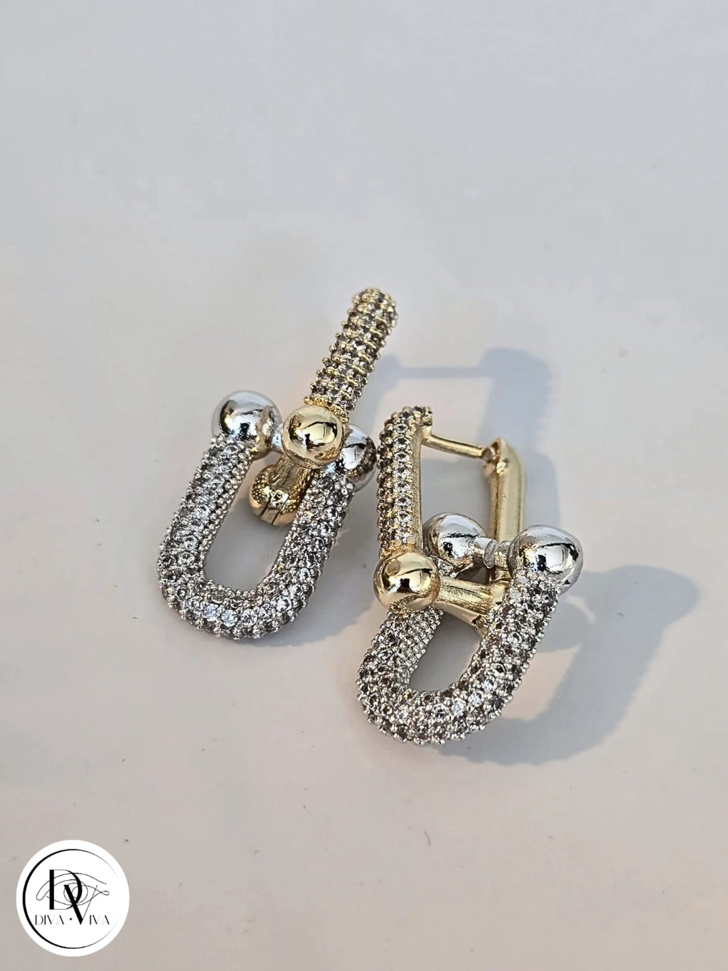 Glow Earrings – Gold Kaplama Taş Detaylı Küpe (KOD-359)