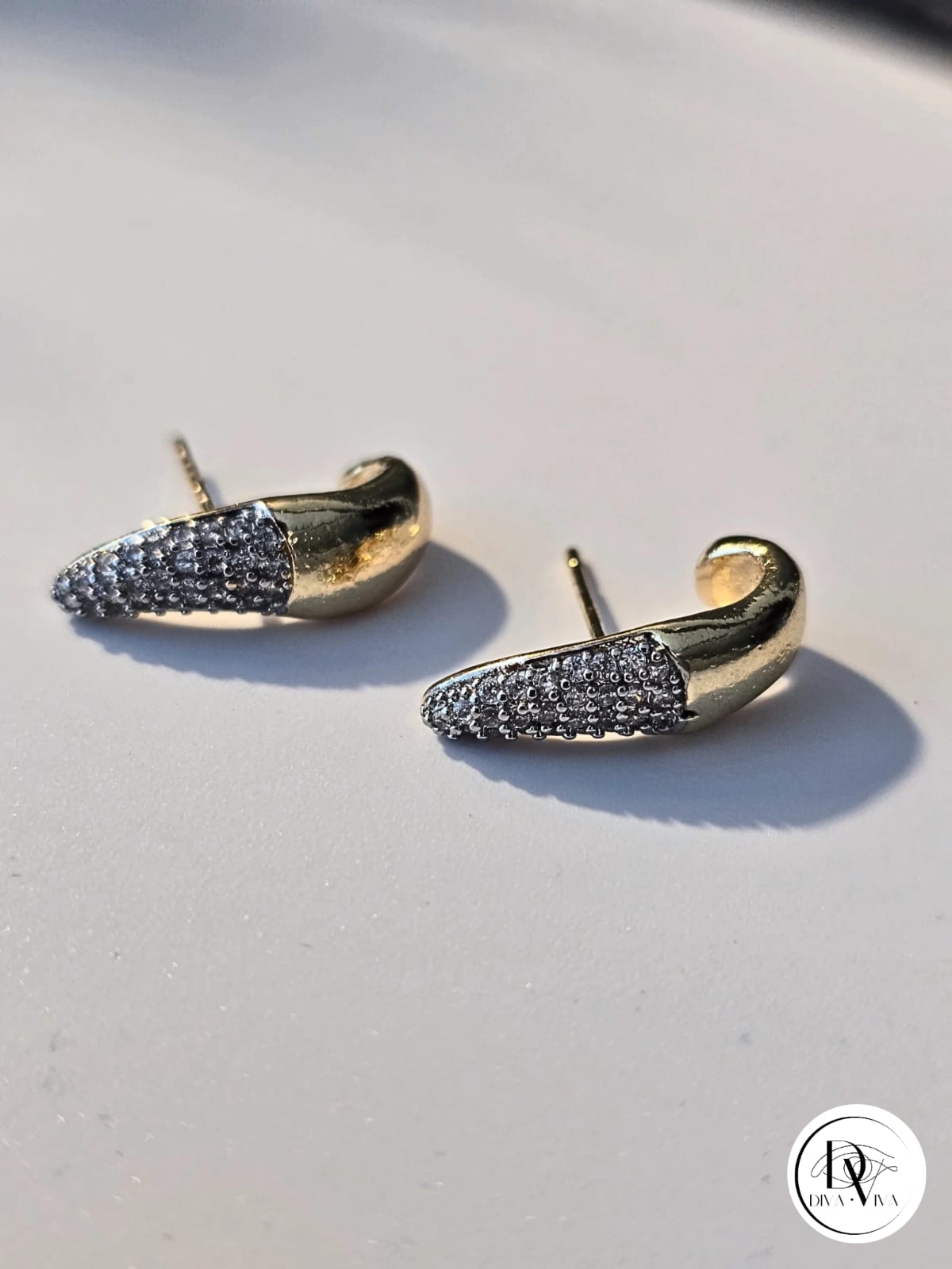 Glow Earrings – Gold Kaplama Taş Detaylı Tasarım Küpe (KOD-341)