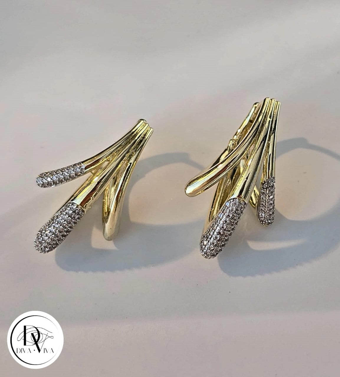 Glow Earrings – Gold Kaplama Taş Detaylı Küpe (KOD-351)