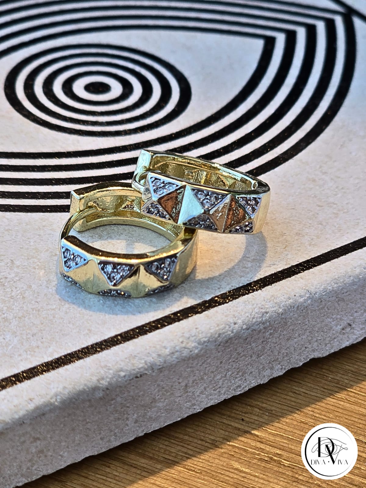 Glow Earrings – Gold Kaplama Taş Detaylı Küpe (KOD-331)