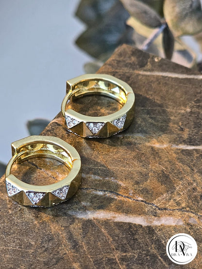 Glow Earrings – Gold Kaplama Taş Detaylı Küpe (KOD-331)