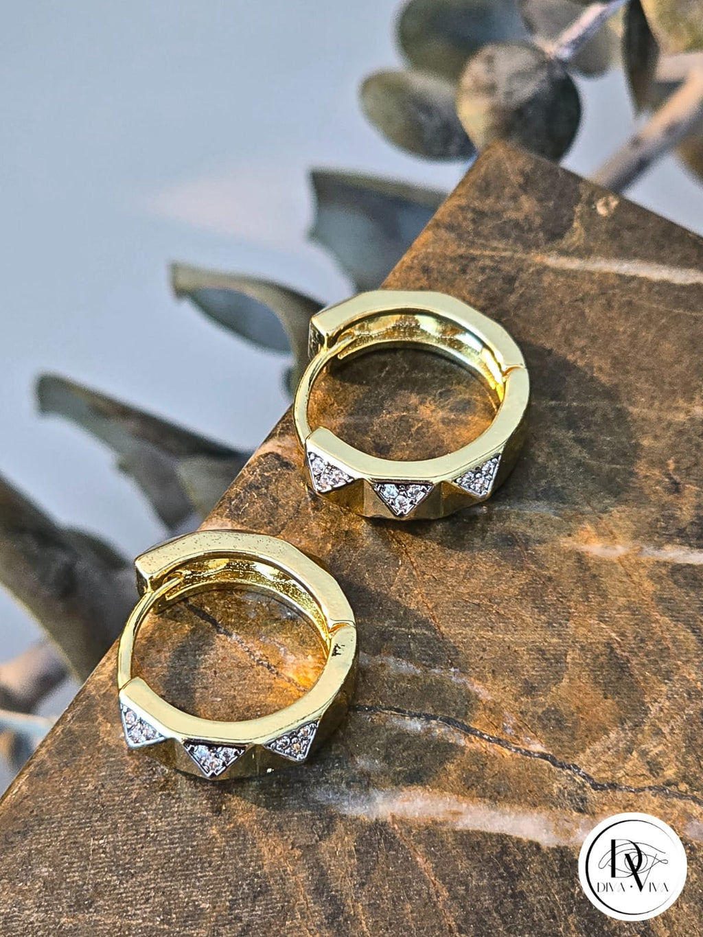 Glow Earrings – Gold Kaplama Taş Detaylı Küpe (KOD-331)