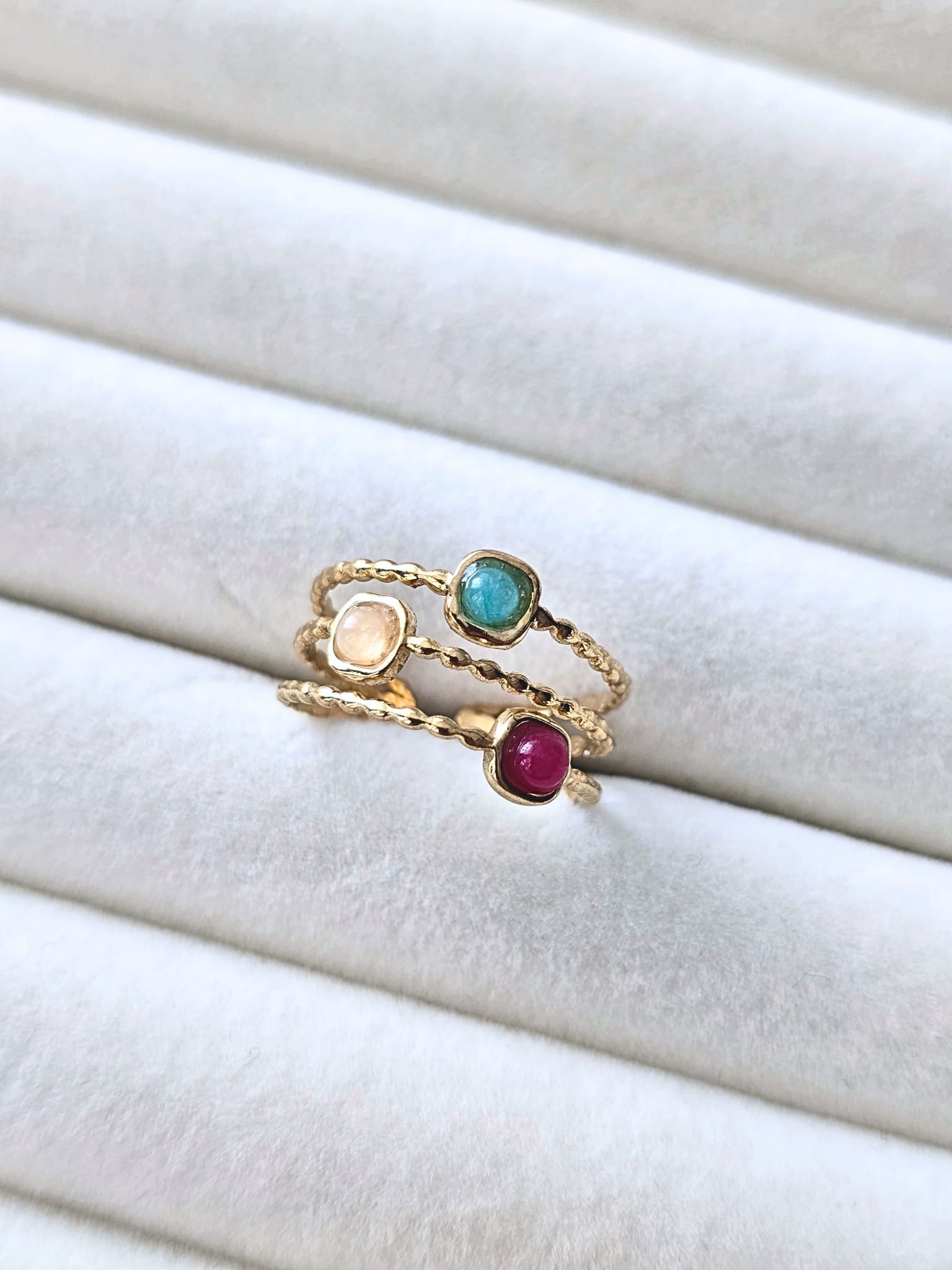 Renkli Rüya: Üç Taşlı Burgu Yüzük (KOD-450)